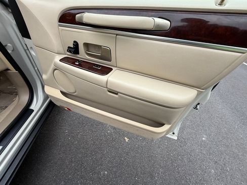 Used 2006 Lincoln Town Car Signature image 31