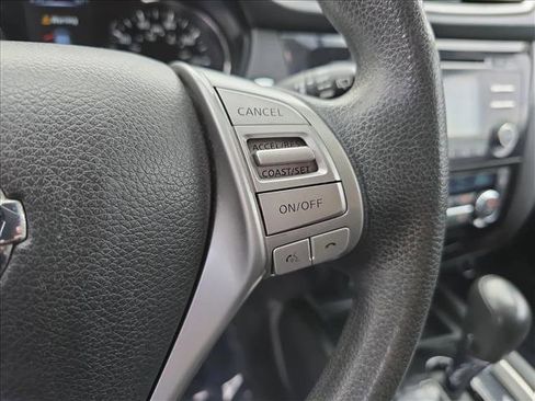 Used 2016 Nissan Rogue SV image 18