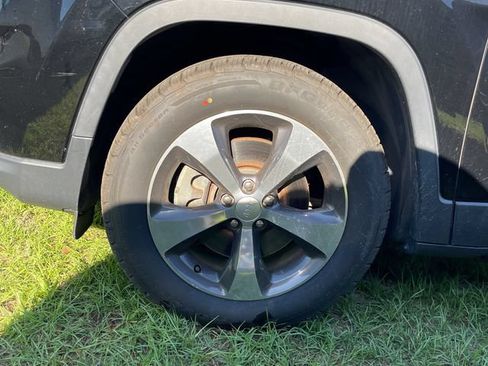 Used 2019 Jeep Cherokee Limited w/ Trailer Tow Group AWD/4WD image 8