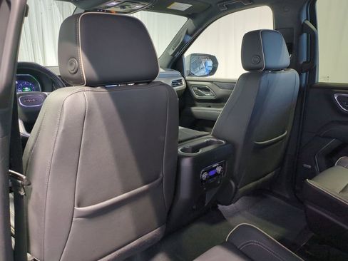 Used 2023 GMC Yukon SLT w/ SLT Luxury Package image 18