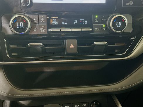 Used 2023 Toyota Highlander LE image 23