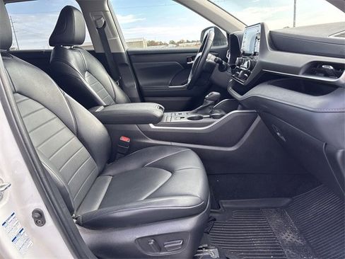 Used 2022 Toyota Highlander XLE image 25
