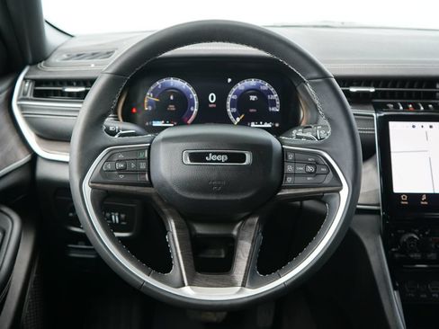 Used 2024 Jeep Grand Cherokee Limited w/ Black Appearance Package AWD/4WD image 14