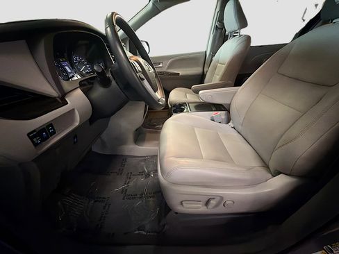 Used 2019 Toyota Sienna XLE Premium w/ Carpet Mat Package AWD/4WD image 13
