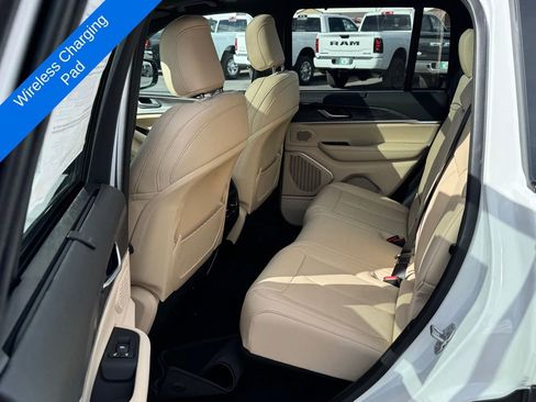 New 2025 Jeep Grand Cherokee Limited w/ Luxury Tech Group II image 16