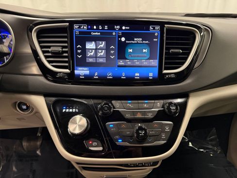 Used 2023 Chrysler Pacifica Touring-L FWD image 14