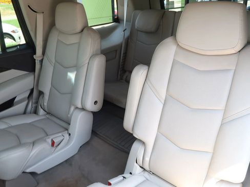 Used 2018 Cadillac Escalade Luxury image 20