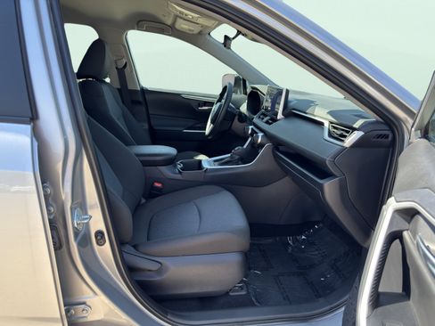 Used 2025 Toyota RAV4 XLE image 33