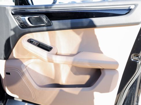 Certified 2025 Porsche Macan image 27