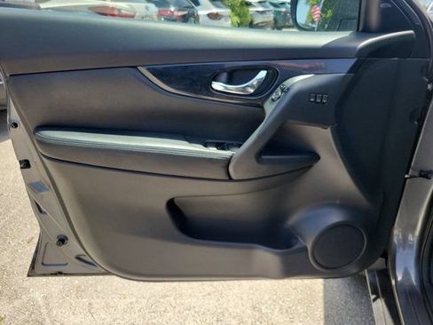 Used 2018 Nissan Rogue SL w/ Premium Package FWD image 13