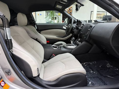 Used 2009 Nissan 370Z Touring w/ Sport Pkg RWD image 13