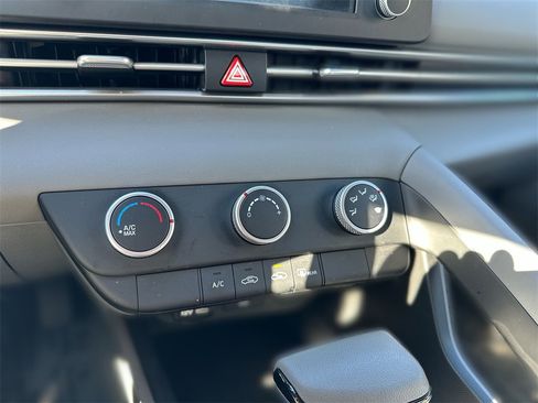 Used 2025 Hyundai Elantra SE image 16