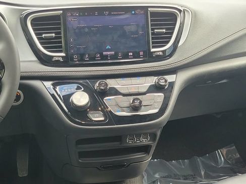 Used 2024 Chrysler Pacifica Limited FWD image 29