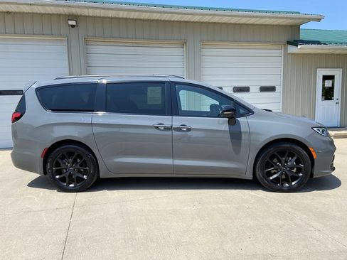 Used 2025 Chrysler Pacifica Limited FWD image 7