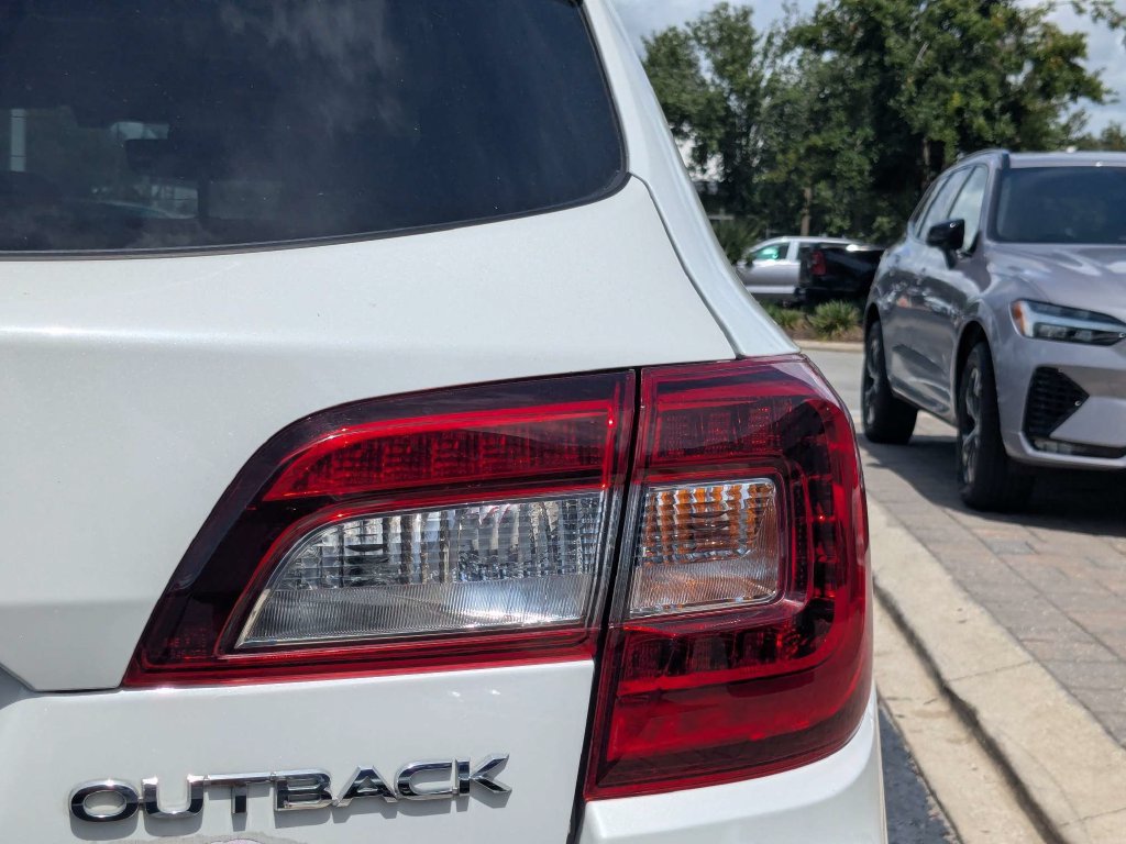 Used 2019 Subaru Outback 2.5i Limited AWD/4WD image 14