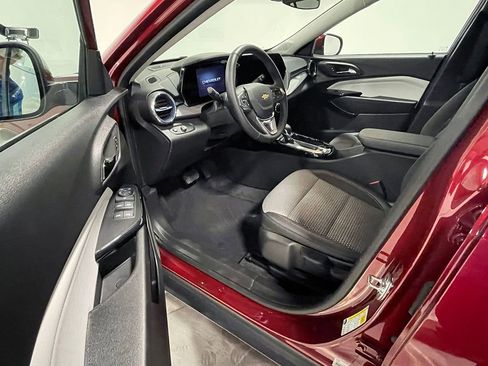 Used 2025 Chevrolet Trax LT w/ LT Convenience Package FWD image 19