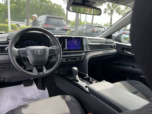 Used 2025 Toyota Camry LE image 30