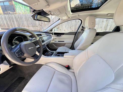 Used 2017 Jaguar XF Premium image 11