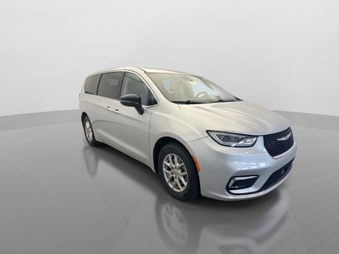 Used 2024 Chrysler Pacifica Touring-L FWD image 7