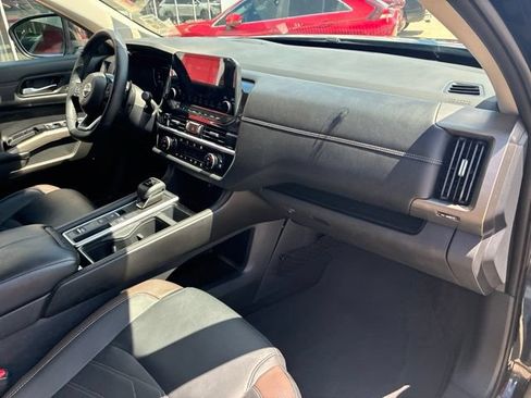 Used 2024 Nissan Pathfinder Platinum FWD image 12
