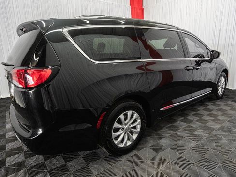 Used 2018 Chrysler Pacifica Touring-L FWD image 34