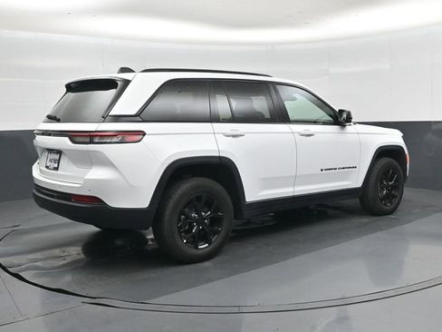 Used 2025 Jeep Grand Cherokee Altitude AWD/4WD image 4