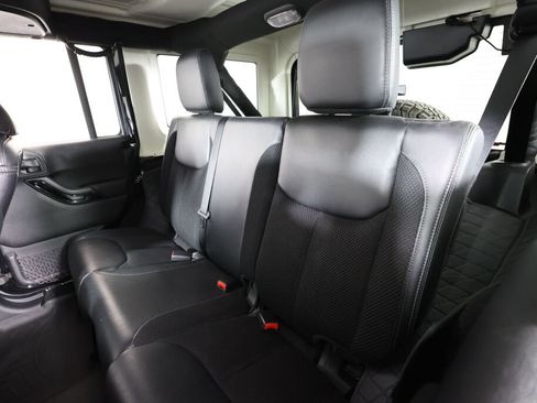 Used 2017 Jeep Wrangler Unlimited Sahara AWD/4WD image 15