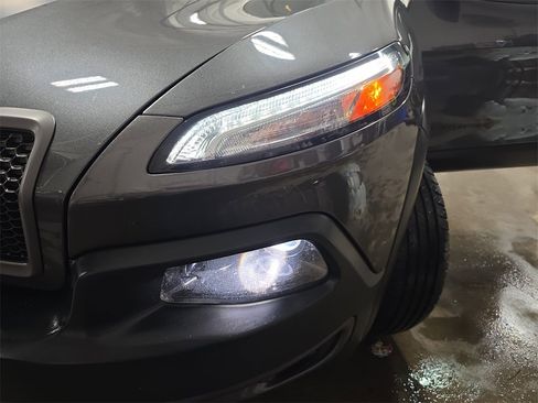 Used 2017 Jeep Cherokee Trailhawk w/ Comfort & Convenience Group image 32