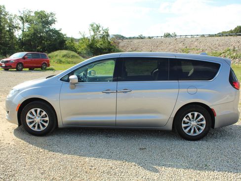 Used 2019 Chrysler Pacifica Touring Plus FWD image 2