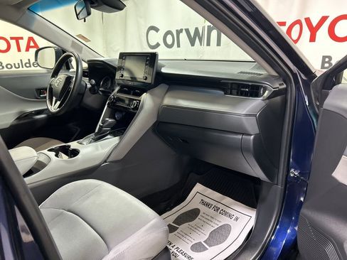 Used 2022 Toyota Venza LE image 12