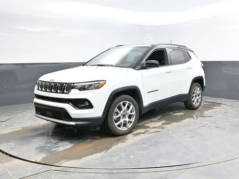 Used 2025 Jeep Compass Limited image 5