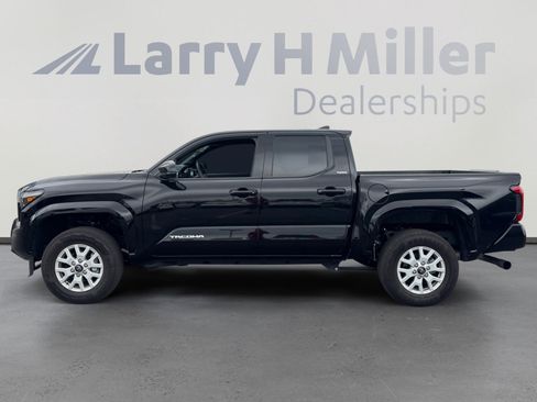 Certified 2025 Toyota Tacoma SR5 AWD/4WD image 2