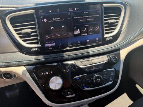 Used 2021 Chrysler Pacifica Touring FWD image 15