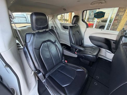 Used 2022 Chrysler Pacifica Touring-L FWD image 25