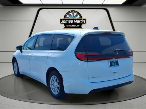 Used 2025 Chrysler Pacifica Select FWD image 6