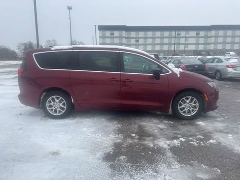 Used 2017 Chrysler Pacifica Touring image 9