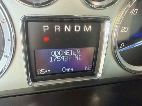 Used 2011 Cadillac Escalade Premium RWD image 21