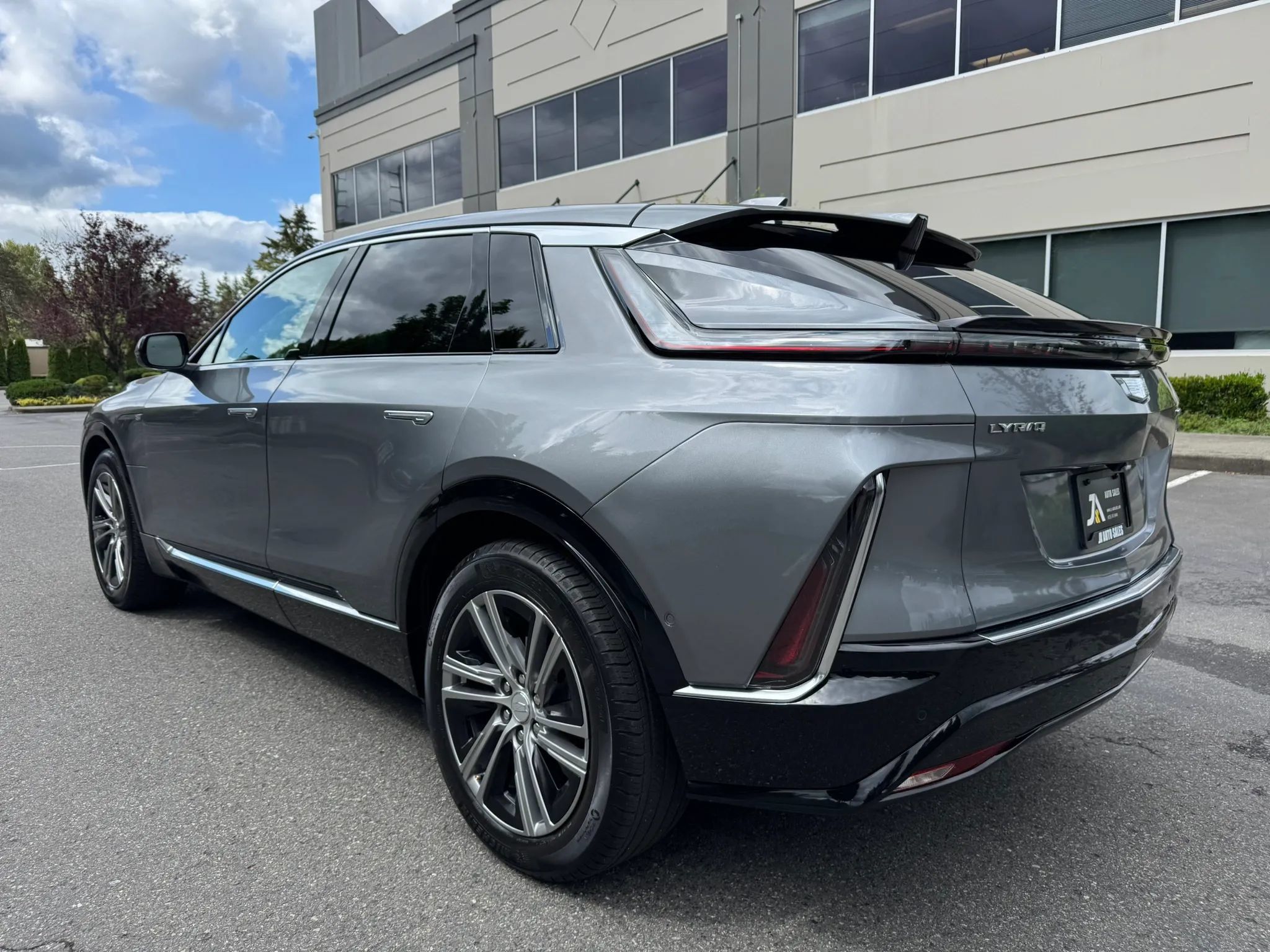 Used 2023 Cadillac Lyriq AWD image 8