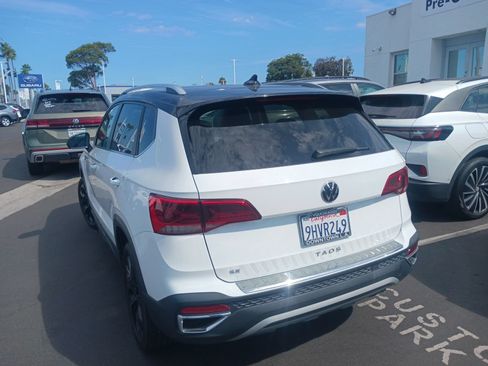 Used 2023 Volkswagen Taos SE w/ Panoramic Sunroof Package FWD image 4