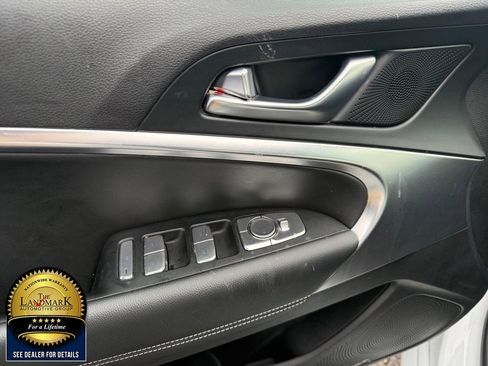 Used 2025 Genesis G70 2.5T image 8