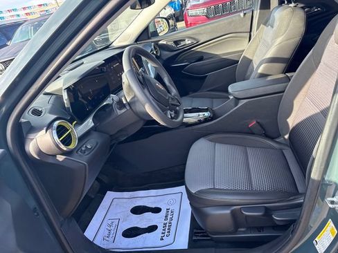 Used 2025 Chevrolet Trax LT FWD image 8