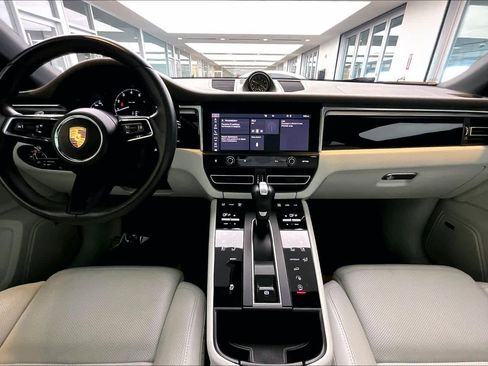 Used 2022 Porsche Macan w/ Premium Package Plus image 16
