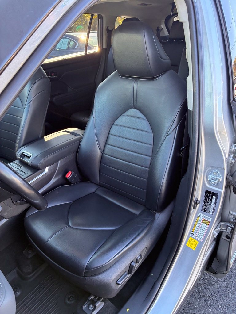 Used 2021 Toyota Highlander XLE AWD/4WD image 19