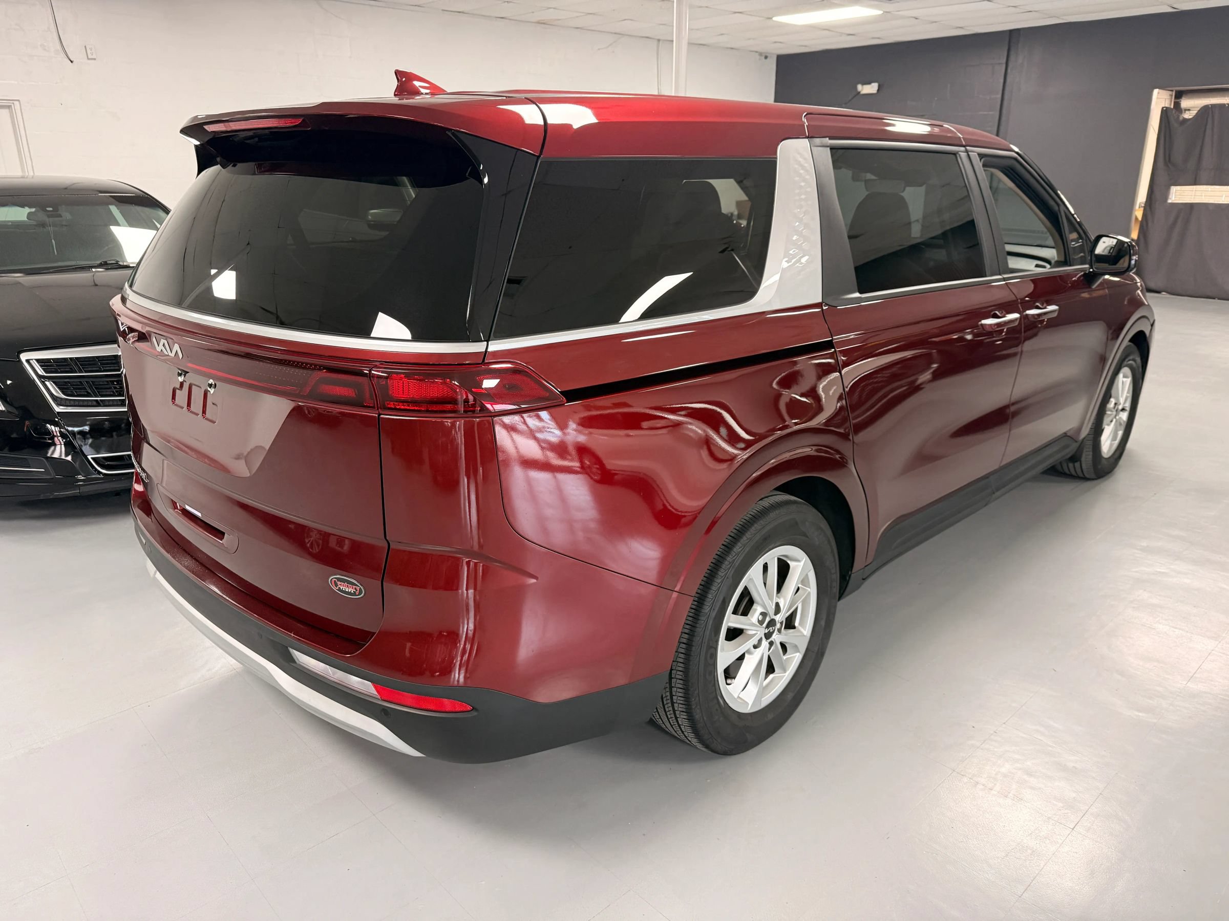 Used 2022 Kia Carnival LX FWD image 4