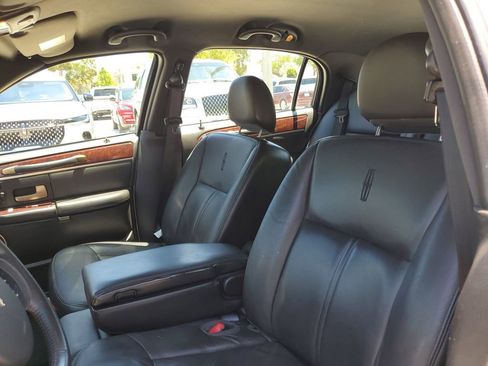 Used 2010 Lincoln Town Car Signature Limited RWD image 20