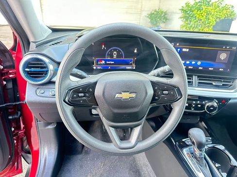 Used 2025 Chevrolet Trax LT image 28