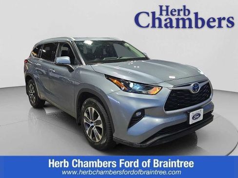 Used 2022 Toyota Highlander XLE AWD/4WD image 1