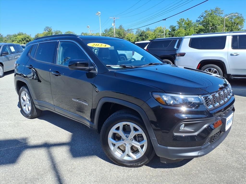 Used 2024 Jeep Compass Latitude AWD/4WD image 2