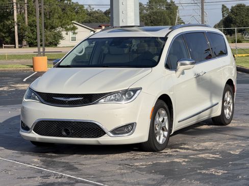 Used 2019 Chrysler Pacifica Limited w/ Advanced Safetytec Group FWD image 5