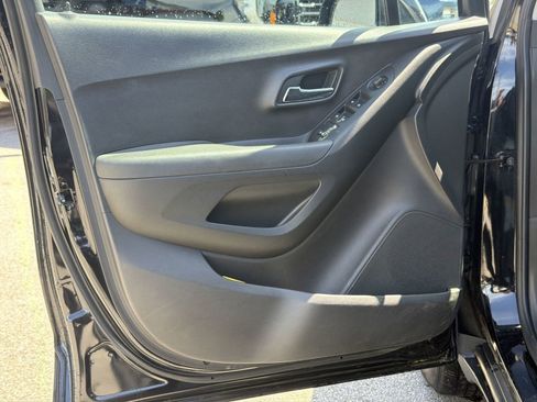 Used 2019 Chevrolet Trax LS AWD/4WD image 14